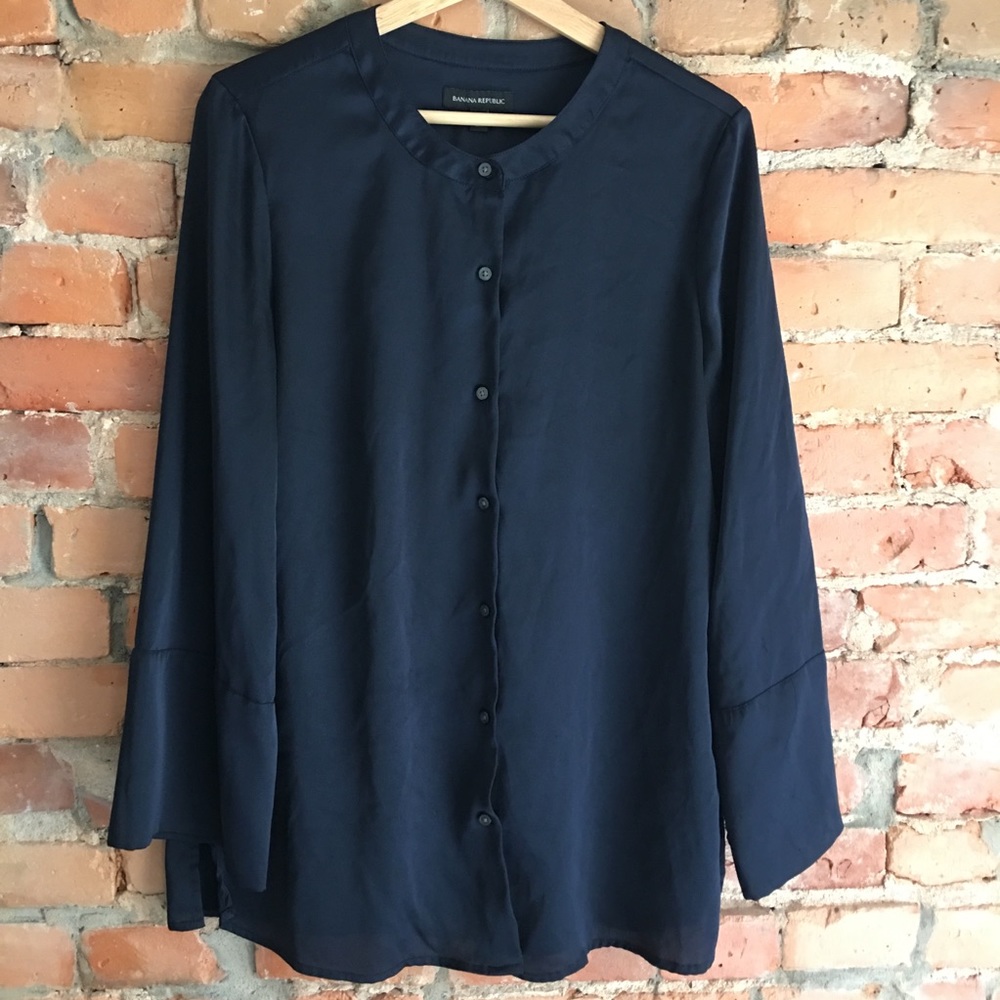 Banana Republic satin collarless button up blouse